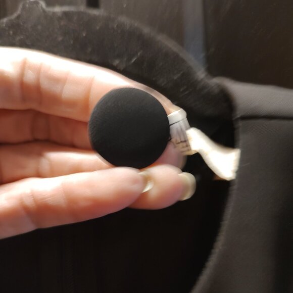 Women's Size 34 (US Size 04) "Dolce Mark) Black & White Asymmetric Hem Top - Picture 4 of 4